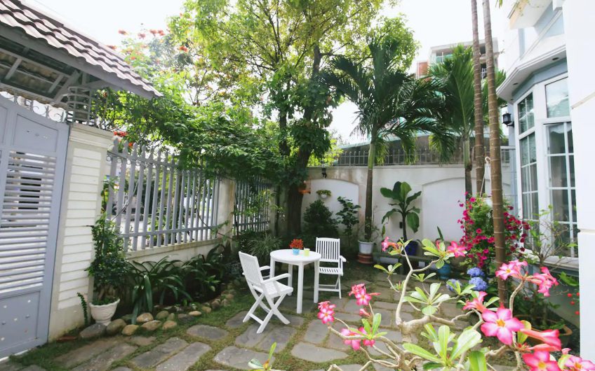 A peaceful house with garden near My Khe beach for rent